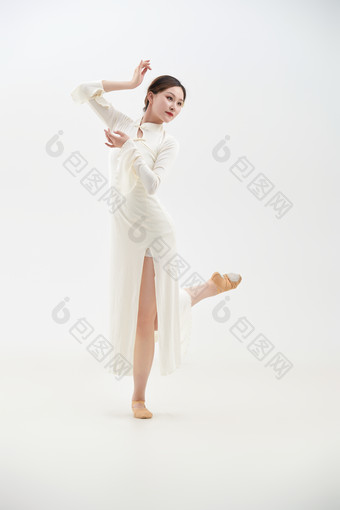 穿着白色旗袍头戴绢花的跳<strong>古典舞</strong>的少女
