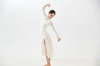 穿着白色<strong>旗袍</strong>头戴绢花的跳古典舞的少女
