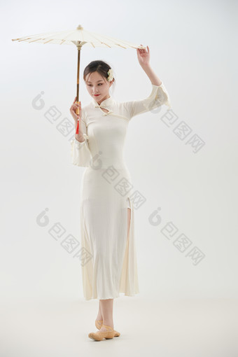 穿着白色旗袍头戴绢花的跳古典<strong>舞</strong>的少女