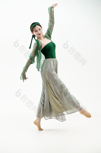 身穿青色古典舞蹈服装手拿蒲扇跳舞的少女