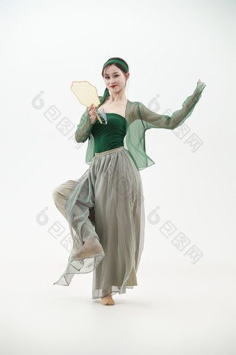 身穿青色古典舞蹈服装手拿蒲扇跳舞的少女图片