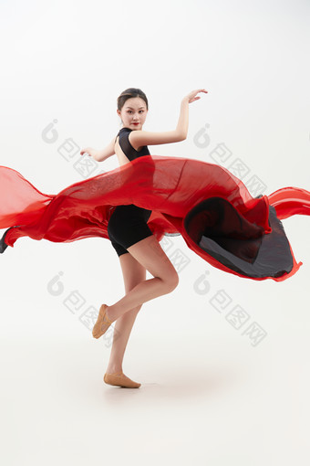 身穿<strong>红黑</strong>相间的舞蹈长裙翩翩起舞的少女