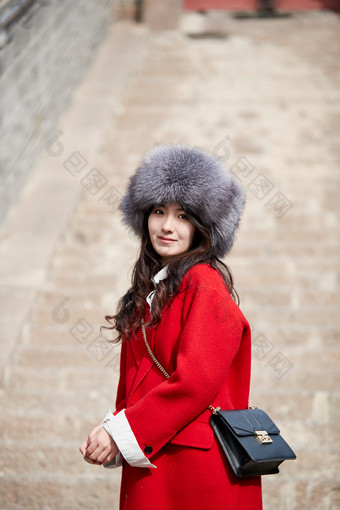 春节在老城古巷穿着喜庆服饰的美丽少女