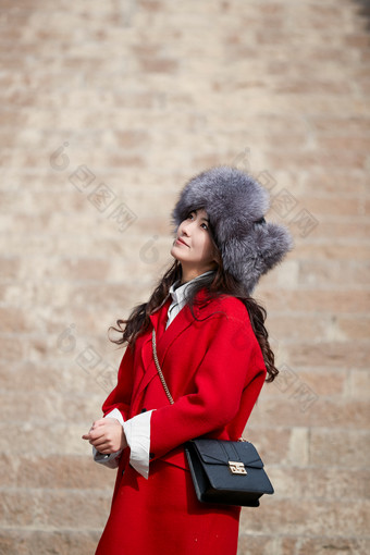 春节在老城古巷穿着喜庆服饰的美丽少女