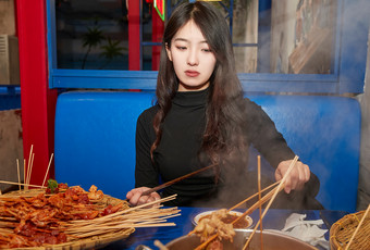 在饭馆吃成都串串的亚洲少女