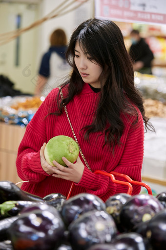 逛超市购物的亚洲美女