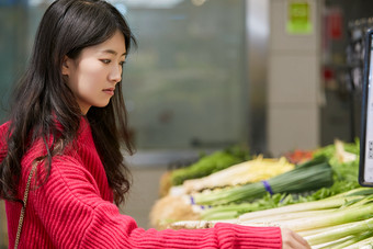 逛超市购物的亚洲美女