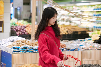 逛超市购物的亚洲美女