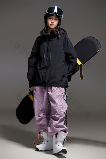 穿戴齐全单板<strong>滑雪装备</strong>的亚洲美女