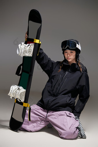 穿戴齐全单板滑雪装备的亚洲美女