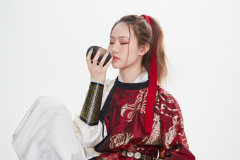 身穿武侠古风汉服英气十足的亚洲美女