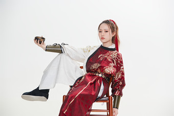 身穿武侠古风汉服英气十足的亚洲美女