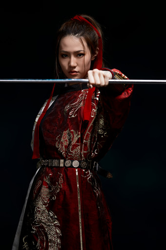 身穿<strong>武侠</strong>古风汉服英气十足的亚洲美女