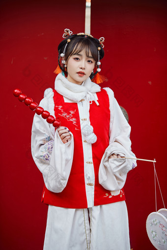 身穿喜庆汉服在古城游玩的少女