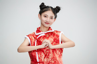 白色背景下身穿<strong>喜庆</strong>传统服饰的亚洲可爱少女
