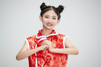 白色背景下身穿喜庆传统服饰的亚洲可爱少女