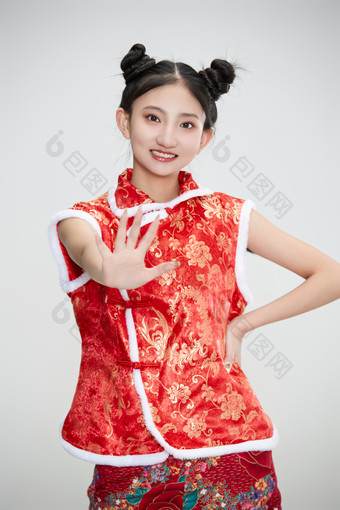 白色背景下身穿喜庆传统服饰<strong>的</strong>亚洲可爱少女