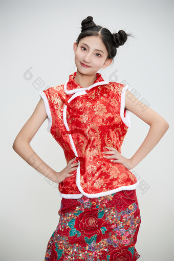 白色背景下身穿<strong>喜庆</strong>传统服饰的亚洲可爱少女