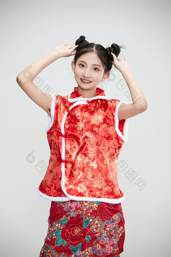 白色背景下身穿喜庆传统服饰的亚洲可爱少女