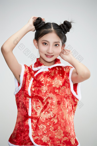 白色背景下身穿喜庆传统服饰的亚洲可爱少女