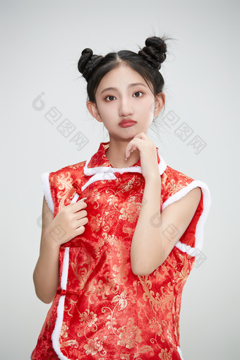 白色背景下身穿喜庆传统服饰的亚洲可爱少女