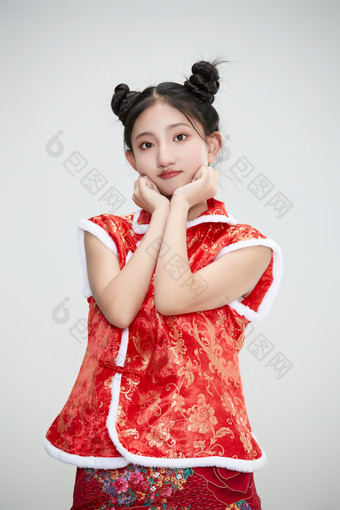 白色背景下身穿喜庆传统服饰的亚洲可爱少女