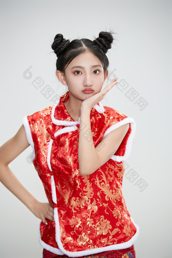 白色背景下身穿喜庆传统服饰的亚洲可爱少女