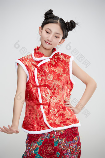 白色背景下身穿喜庆传统<strong>服饰</strong>的亚洲可爱少女
