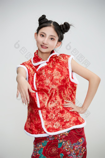 白色背景下身穿喜庆传统服饰的亚洲可爱少女