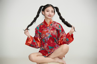 白色背景下身穿中国传统服饰的少女