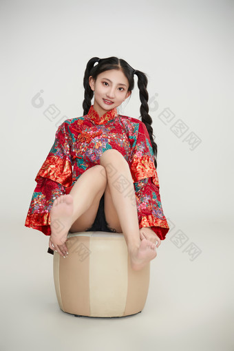 白色背景下身穿中国传统服饰的少女