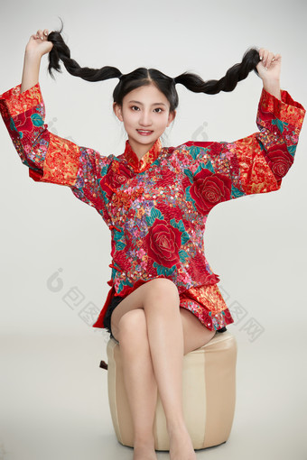 白色背景下身穿中国传统服饰的少女