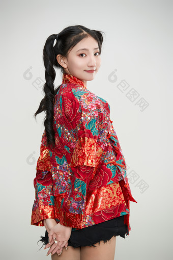 白色背景下身穿中国传统<strong>服</strong>饰的少女
