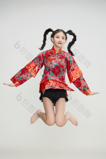 白色背景下身穿中国<strong>传统服饰</strong>的少女