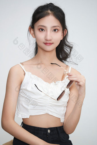 白色背景下穿着明代凤冠霞帔汉服的可爱少女