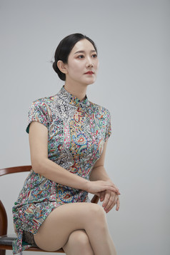 穿着中式旗袍的亚洲成年女性