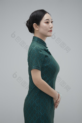 穿着中式<strong>旗袍</strong>的亚洲成年<strong>女性</strong>