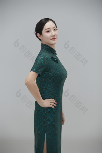 穿着中式旗袍<strong>的</strong>亚洲成年女性