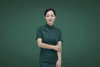 穿着中式<strong>旗袍</strong>的亚洲成年女性