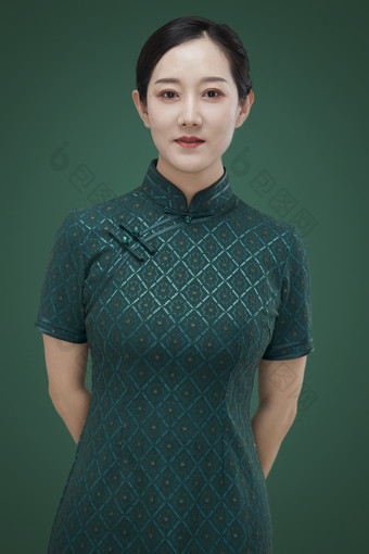 穿着中式<strong>旗袍</strong>的亚洲成年女性