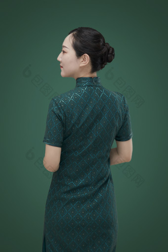 穿着绿色旗袍的亚洲成年女性背影