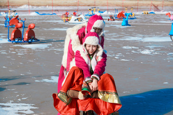 <strong>冬天</strong>在冻结湖面玩嬉戏滑冰的闺蜜少女
