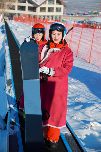 在滑雪场进行滑雪运动的年轻女性