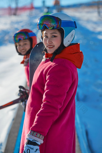 在滑雪场进行滑雪运动的年轻女性