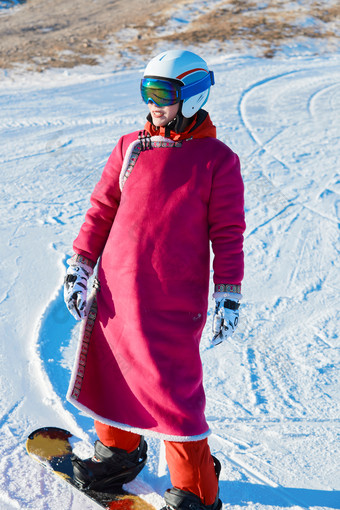 在滑雪场进行滑雪运动的年轻女性