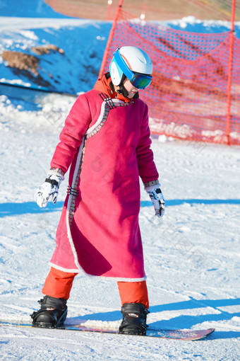 在滑雪场进行滑雪运动的年轻女性