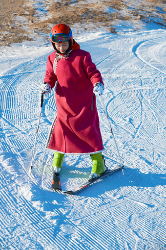 在滑雪场进行滑雪运动的年轻女性