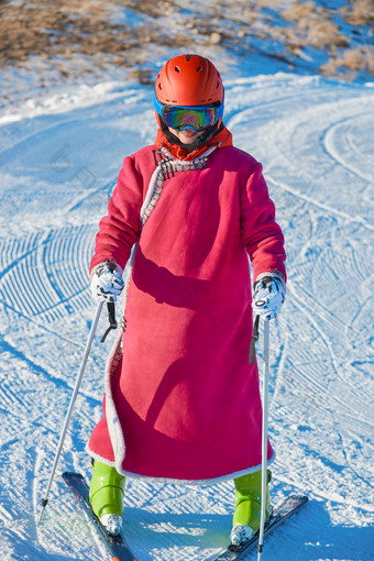 在滑雪场进行滑雪运动的年轻女性