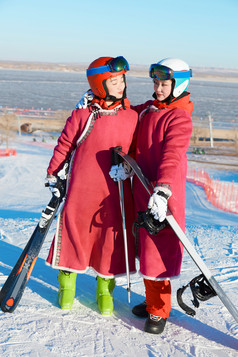 在滑雪场进行滑雪运动的年轻女性