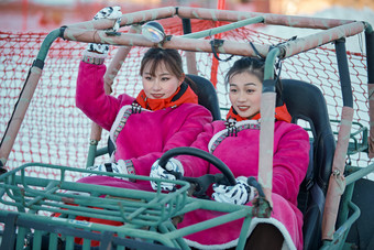 <strong>在</strong>冰天雪地玩耍雪上娱乐载具车辆的闺蜜少女